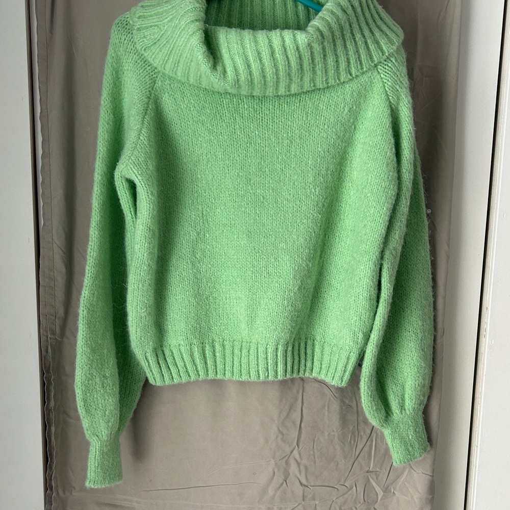 HYFVE Light Green Cowl Neck Sweater Size Large. NEW